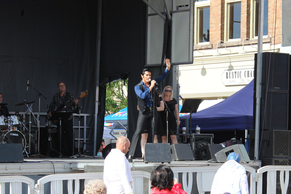 Collingwood-Elvis-Festival---Dean-Z-Elvis-performance---Lets-Discover-ON